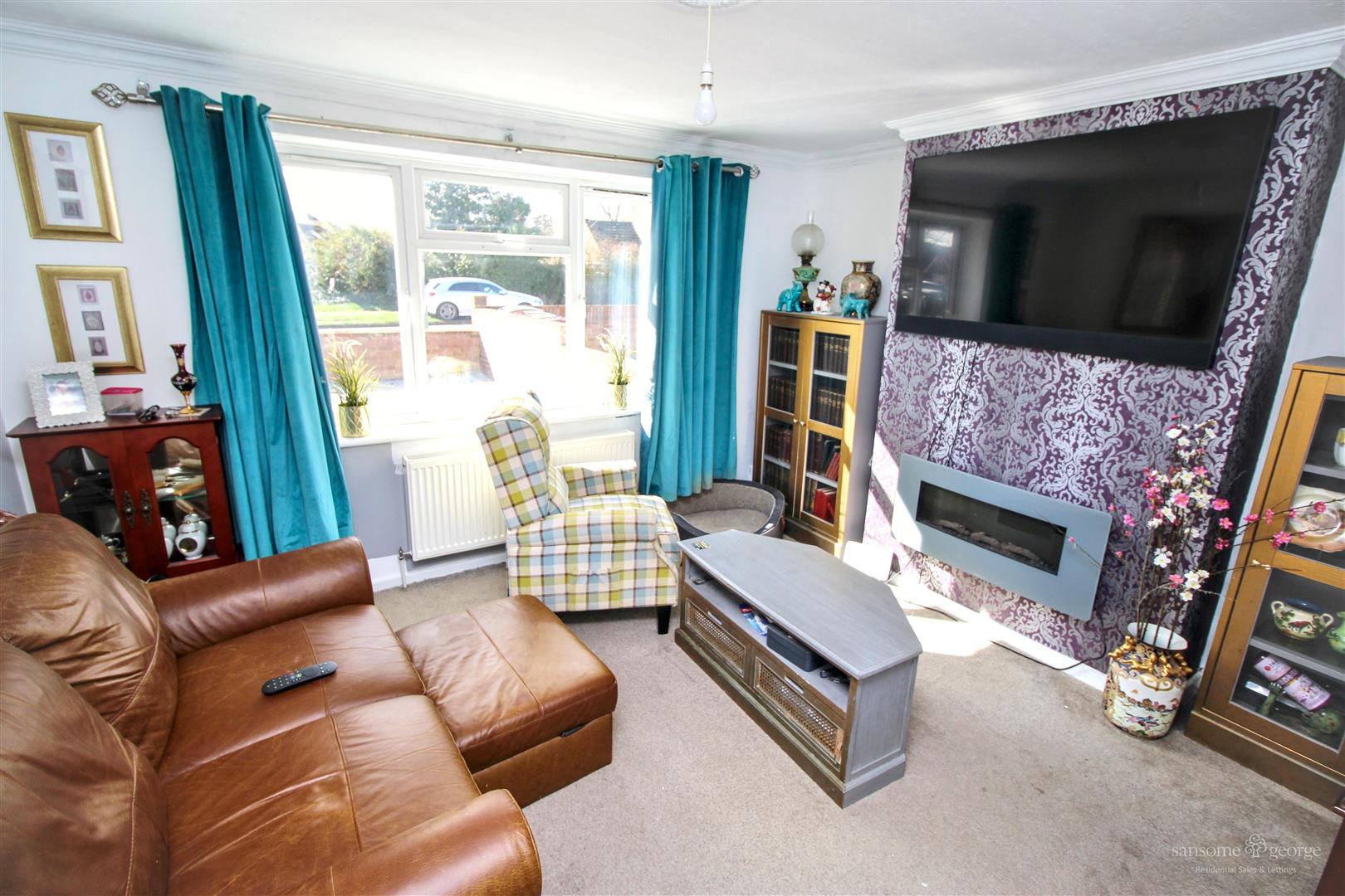 3 bed property in Hogarth Avenue, Reading